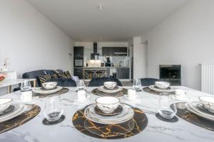 une table de salle à manger avec des assiettes et des verres dessus dans l'établissement De Disney à Paris - Pré Verson 1, à Chessy