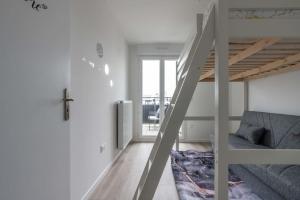 un salon avec un lit mezzanine et un canapé dans l'établissement De Disney à Paris - Pré Verson 1, à Chessy