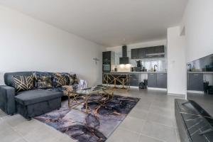 un salon avec un canapé et une table dans l'établissement De Disney à Paris - Pré Verson 1, à Chessy 17 autres photos