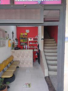 eine Treppe in einem Laden mit Stühlen und einer Treppe in der Unterkunft Hotel el Manaa Santa Marta in Cúcuta