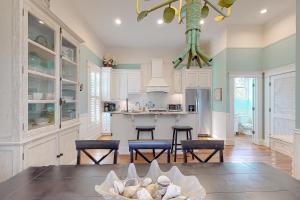 una cocina con una mesa con algunas conchas. en True Knot Cottage en Saint Simons Island