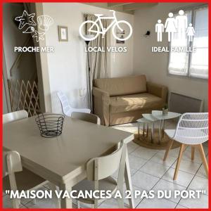 een woonkamer met een bank en een tafel en stoelen bij "LA VAGUE" Maison 6 personnes, terrasse, Port plaisance, garage vélos in Talmont