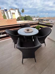 Balkón alebo terasa v ubytovaní Apartamentos Hawaii - Parking y 50 mt del Arenal