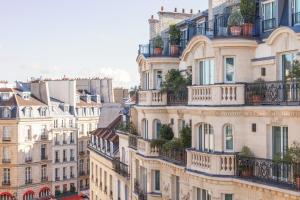 un groupe de bâtiments à Paris avec balcons dans l'établissement Villa-des-Prés, à Paris