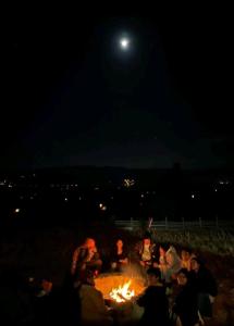 Eine Gruppe von Menschen, die nachts um ein Feuer herum sitzen in der Unterkunft Hospedaje El Tayo - Casa de campo Cajamarca in Cajamarca + 29 Fotos