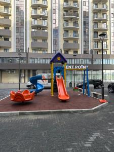 um parque infantil com dois escorregas e uma estrutura de jogos em Renthouse Apartments Level Up em Chisinau
