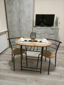 Televízia a/alebo spoločenská miestnosť v ubytovaní Apartament Kościuszko