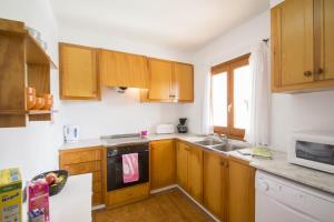 Kuchyň nebo kuchyňský kout v ubytování Miramar K by Sonne Villas