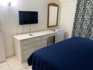 Sjónvarps- og/eða afþreyingartæki á Sunset condos getaway In Ocho Rios