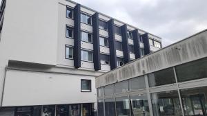 een groot wit gebouw met veel ramen bij Apartment Uniklinik Mainz in Mainz