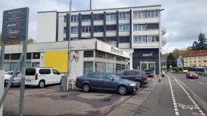 een parkeerplaats met auto's geparkeerd voor een gebouw bij Apartment Uniklinik Mainz in Mainz +5 foto's