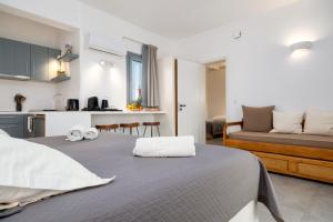 Anemones Studios & Suites - Onar Hotels Collection客房内的一张或多张床位