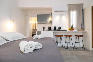Anemones Studios & Suites - Onar Hotels Collection客房内的一张或多张床位