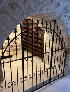 una puerta con un montón de botellas de vino en Le segrete del Notaio en Conversano