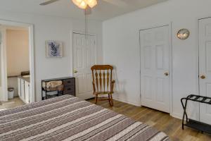 Ένα ή περισσότερα κρεβάτια σε δωμάτιο στο Prosperity Vacation Rental about 1 Mi to Lake Murray!