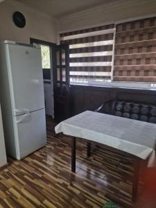 een keuken met een witte koelkast en een tafel bij Buz-2 in Yalanghoch