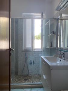 W łazience znajduje się prysznic i umywalka. w obiekcie Casa di Sole Ischia w mieście Ischia