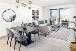 ein Wohnzimmer mit Tisch und Stühlen und einer Couch in der Unterkunft INF36K - Luxury apartment perfect location in Estepona