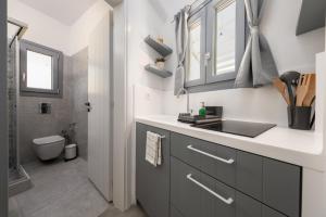 莫罗斯帕罗Anemones Studios & Suites - Onar Hotels Collection的带水槽和马桶的浴室