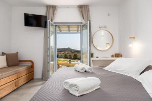 Anemones Studios & Suites - Onar Hotels Collection客房内的一张或多张床位