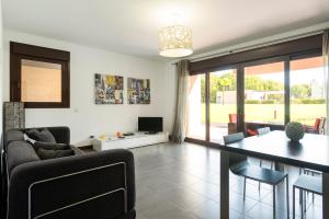 Apartamento Monte Laguna في فيلامورا: غرفة معيشة مع أريكة وطاولة