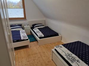 een kamer met 3 bedden en een raam bij Ferienhaus Lichtenberg in Herleshausen