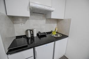 Kuchyň nebo kuchyňský kout v ubytování Hotel de France