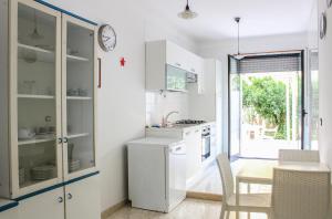 O bucătărie sau chicinetă la Apulian Sunset