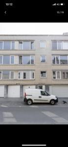 a white van parked in front of a building at Charmante studio op toplocatie aan Meir. in Antwerp