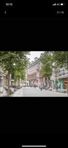 zdjęcie ulicy miejskiej z budynkami w obiekcie Charmante studio op toplocatie aan Meir. w Antwerpii