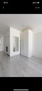 an empty room with white walls and wooden floors at Charmante studio op toplocatie aan Meir. in Antwerp
