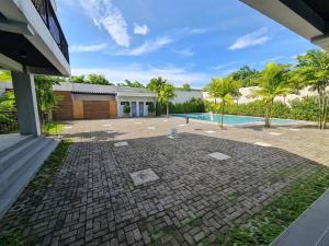 een achtertuin van een huis met een zwembad bij 3-Bedroom Villa with Pool in Santa Cruz