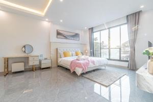 Un dormitorio con una cama, un escritorio y un espejo. en King 【芭提雅市中心独栋villa】【泳池】【5卧7卫】【独立KTV包厢】【豪华装修】, en Pattaya South 48 fotos más