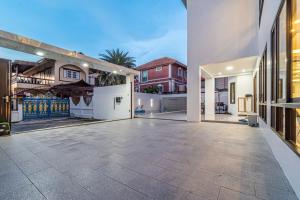 un patio vacío de una casa con un edificio en King 【芭提雅市中心独栋villa】【泳池】【5卧7卫】【独立KTV包厢】【豪华装修】, en Pattaya South