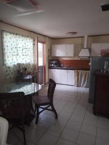 セブシティにあるMactan Cebu Houseの部屋にテーブルと椅子のあるキッチン