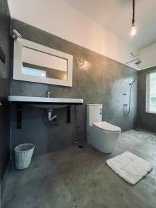 Mahagedara Dickwella في ديكويلا تين: حمام مع مرحاض ومغسلة