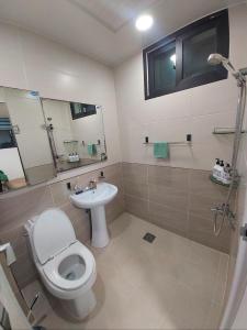 łazienka z toaletą i umywalką w obiekcie 29 Play House w mieście Inczon