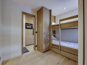 Cette petite chambre comprend des lits superposés et un couloir. dans l'établissement Appartement Val-d'Isère, 3 pièces, 4 personnes - FR-1-567-90, à Val dʼIsère