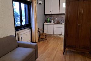 a living room with a couch and a kitchen at Come a casa in Rivisondoli