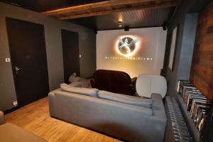 sala de estar con sofá y pantalla grande en Spacious Chalet 16/18 Guests w/Slope View, Jacuzzi et Sauna, en Montgenèvre