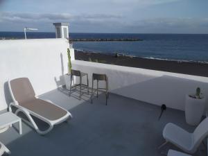 balcone con sedie e vista sull'oceano di Ático Los Balcones a Santa Cruz de la Palma