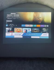 Una pantalla de televisión con un montón de películas. en L’Eden Centre ville, en Melun