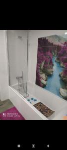 une chambre avec une peinture d'une rivière sur le mur dans l'établissement Casa Patri y Salva, à Igualeja
