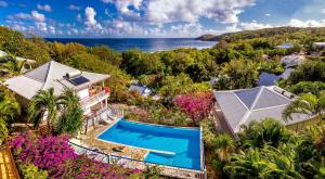 una vista aérea de una casa con piscina en Hôtel Résidence Océane, en Tartane