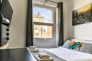 una camera con letto e finestra di Chapel Market Apartment a Londra