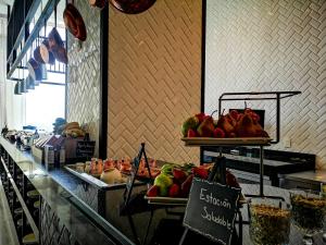une exposition de fruits et légumes sur un comptoir dans l'établissement The Westin Monterrey Valle, à Monterrey