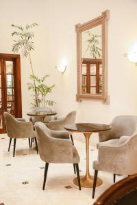 Uma área de estar em Los Tallanes Hotel & Suites