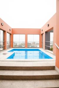 A piscina localizada em Los Tallanes Hotel & Suites ou nos arredores