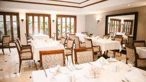 Um restaurante ou outro lugar para comer em Los Tallanes Hotel & Suites