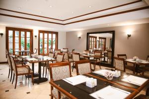 Um restaurante ou outro lugar para comer em Los Tallanes Hotel & Suites